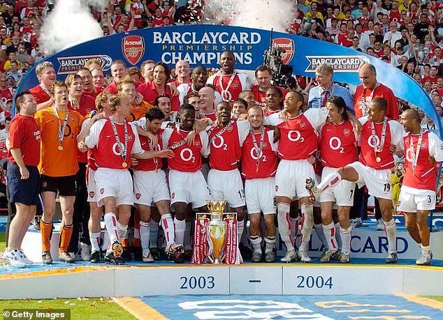 Arsenal’s Invincibles squad. Notice that the PL trophy is golden to signify their achievement.